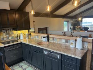 Vollausgestattete Küche mit Spülmaschine