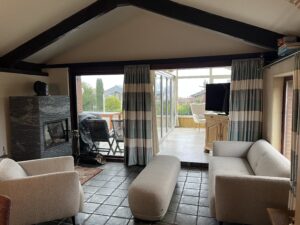 Wohnbereich mit Kamin für die kalten Tage