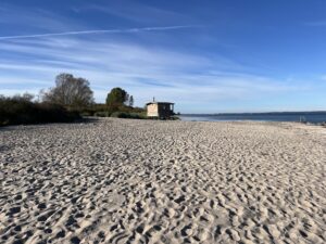 Schöner Sandstrand in unmittelbarer Nähe