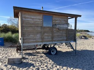 Die Sauna steht direkt am Strand