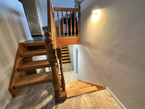 Holztreppe zum Hochparterre und Souterrain