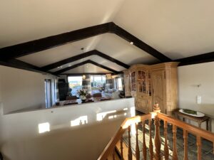 Lichtdurchfluteter Wohn-/Essbereich mit stilvoller Ausstattung