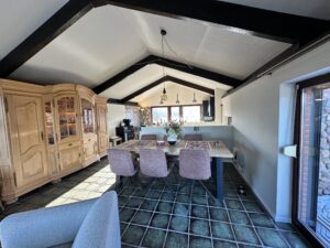 Esstisch mit Drehstühlen für 6 Personen