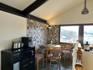 Bistrotisch für das Frühstück in der Sonne