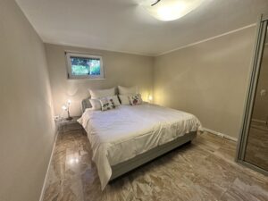 Helles Schlafzimmer im Souterrain des Ferienhauses in Jellenbek